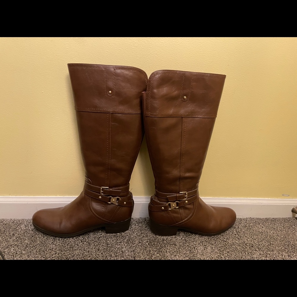 New without tag 9W Knee high brown boot